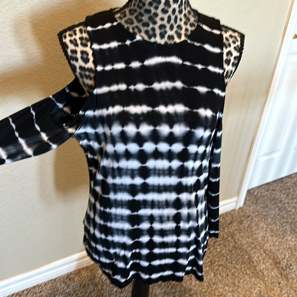 Women’s long sleeve cold shoulder t shirt, tie dye, size M